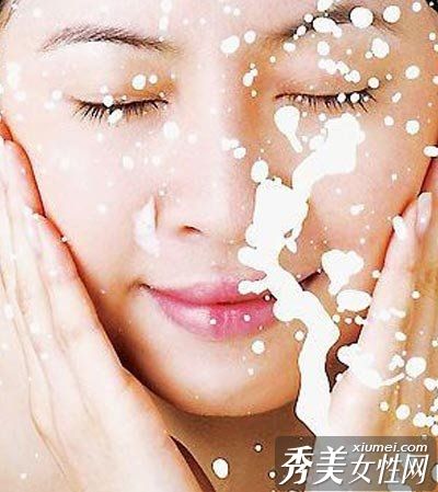 对于不同的皮肤类型，晚秋洗脸有一些小贴士。