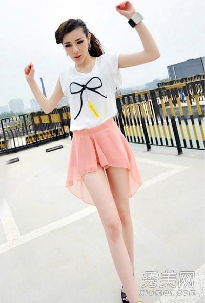 夏季服装搭配超级辣短裙的美腿诱惑。