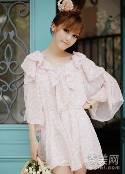 稍微胖一点的女孩在夏天会穿紧身胸衣,只有在她们选择穿的时候才显得苗条。