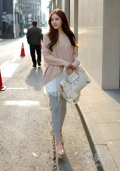 黑丝出来了!白色和灰色的袜子穿细长的腿。