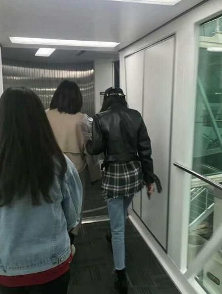 贫困限制了我的想象力。塑料袋今年非常受欢迎。