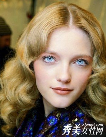 甜蜜的或社交的在圣诞化妆中最重要