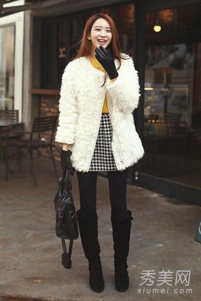 短裙和靴子的外套在初冬很流行。