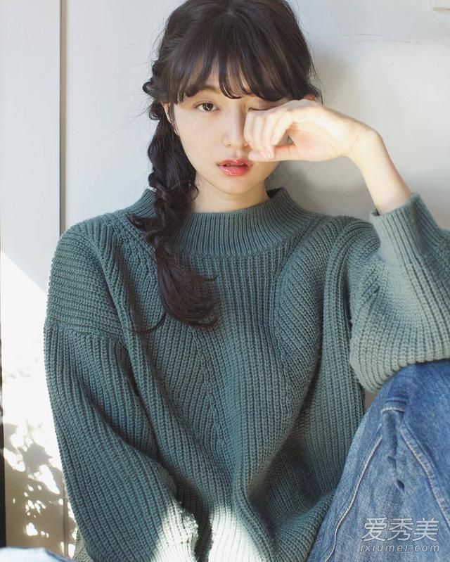 剪刘海怎么样?复古分裂。刘海成是今年最受欢迎的微风。