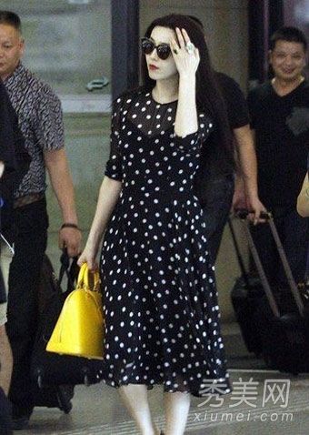 女演员最喜欢的波浪点裙叶凡紫怡展示低龄连衣裙