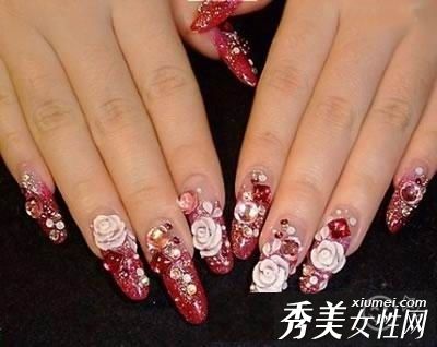 新娘的指甲在指尖轻抚脸庞时会产生弹性。