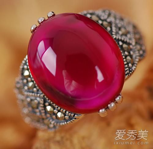 红刚玉和红宝石的区别