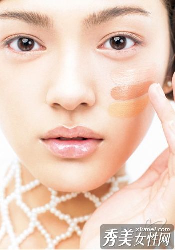 脱皮的肌肉并不可怕,所以底妆应该完全涂上。
