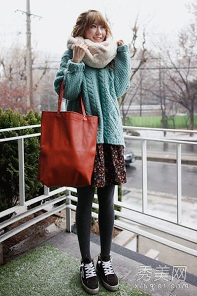 配有碎花裙的毛衣也很喜欢秋天清新的森女风。