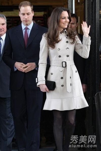 这件裙子外套优雅而温柔。凯特喜欢它。