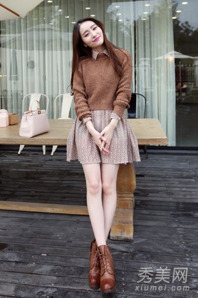 矮个子女孩穿短裙和短靴，又甜又高。