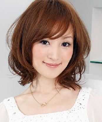 短发在秋天和冬天很流行。女士有一个特别的冷发型。