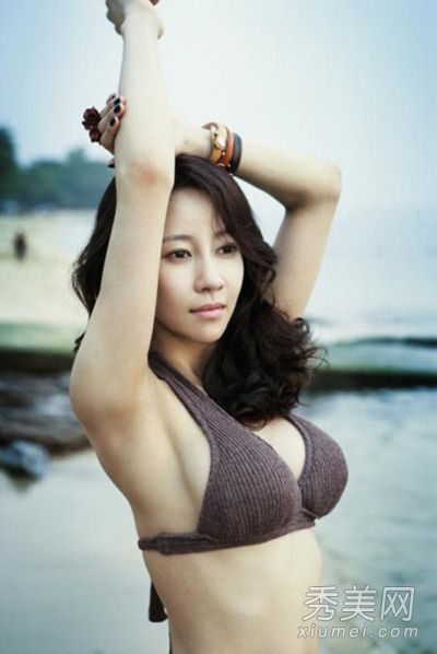 八件性感三点式泳装亮相美国战斗海滩