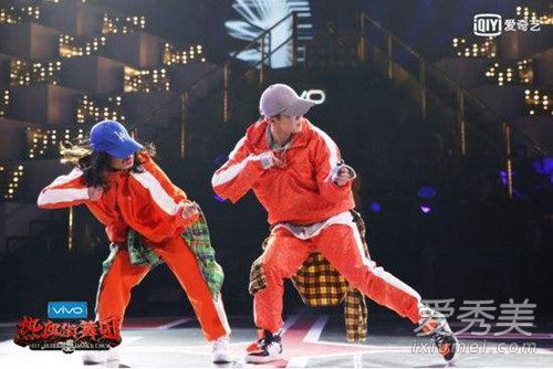 吕涵穿什么牌子的运动鞋去跳舞?