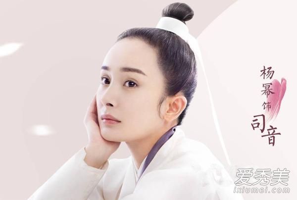 杨蜜的发际线吸引了人们的注意,因为她不是唯一一个对头发不太在意的人。