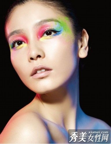 时尚创意:当油画艺术和化妆品碰撞产生火花