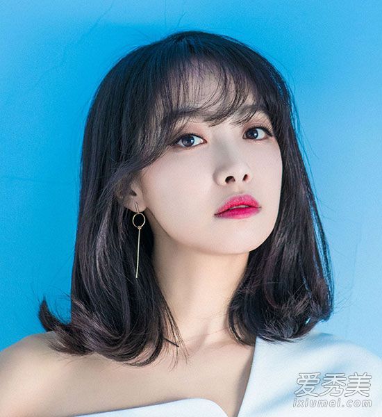 2016年发型潮流中略微倾斜的发型已经把头发的尾部放大了。