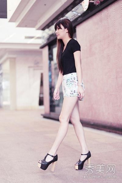 时尚短裤+高跟鞋舒展美腿