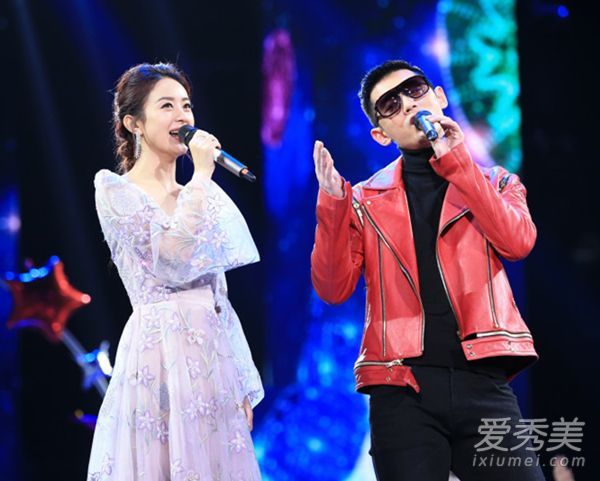 赵的发型达到了一个新的高度。2016年,她将有许多发型。