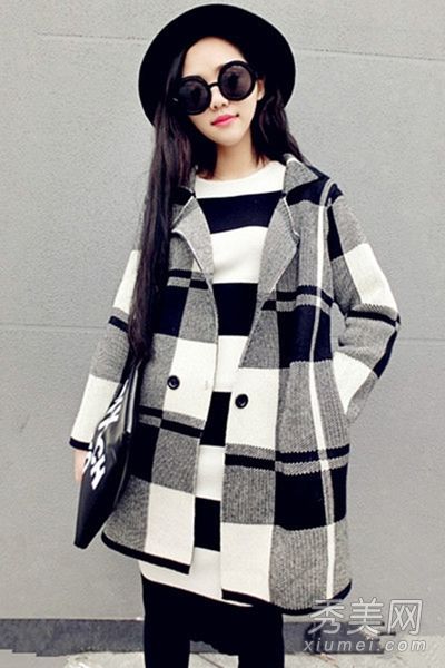 格子外套+黑色紧身衣既苗条又时尚
