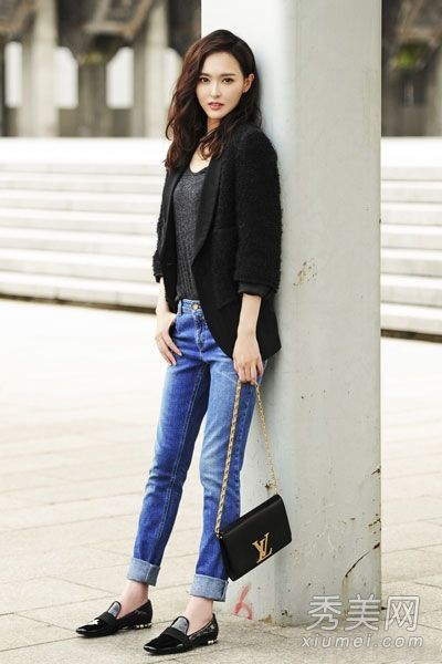 向学肖组装牛仔裤，干练而帅气。