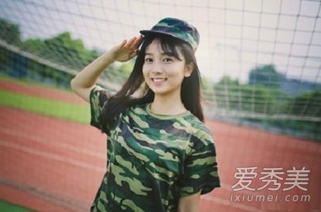 在军训期间,女孩们是如何系头发的