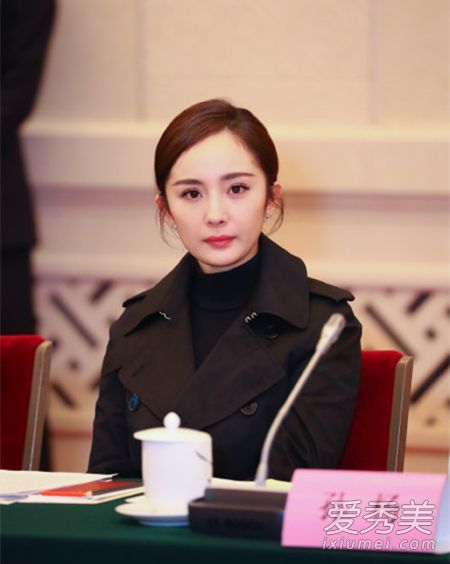 杨幂又变漂亮了!她扎着头发,气质更好。