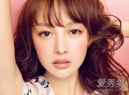 在柔嫩的水面上画桃妆的步骤!