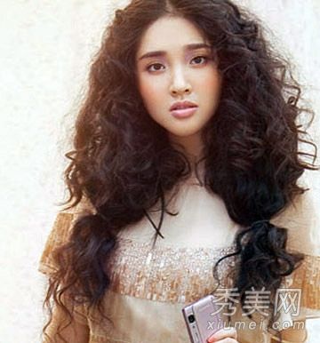 在2013年圆脸女孩的发型设计中,最薄的脸被修剪。