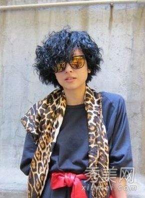 香港第一潮妈徐濠萦展现发型个性