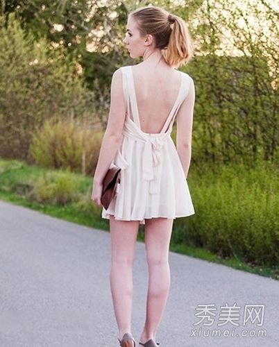 展示你性感美丽的后背,改变你的风格来玩炎热的夏天。