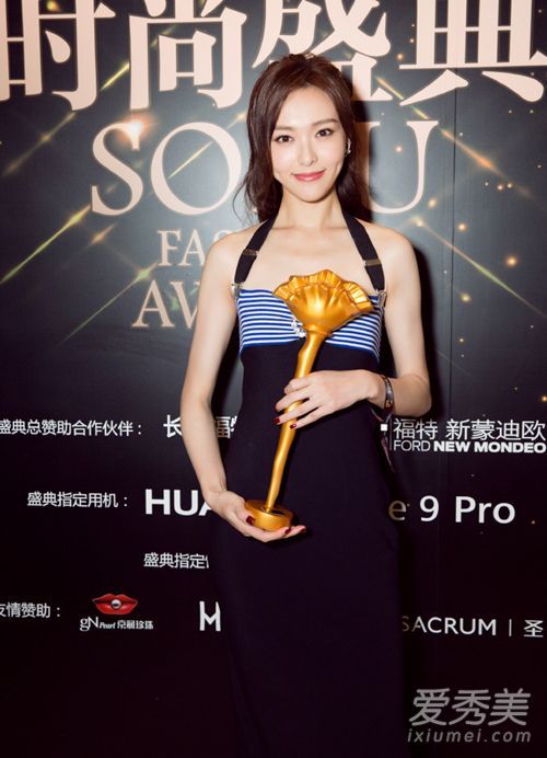 唐嫣最近的发型是相当多的球,有了新的高度。