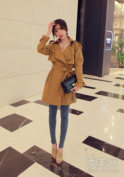 风衣搭配紧身裤让高挑身材的人更容易穿着。