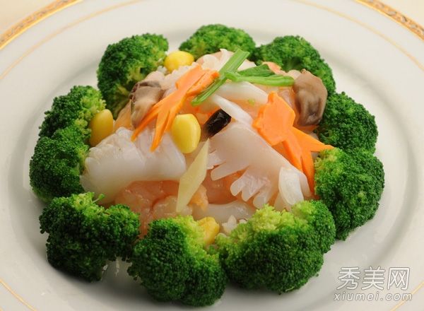 一个25岁的女人必须吃4种抗衰老食物来维持生活。