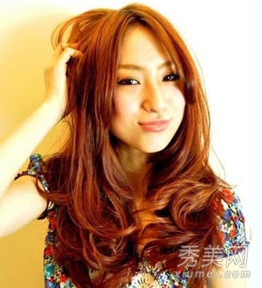 圆脸适合做发型。建议熟练地用刘海修剪V型脸。