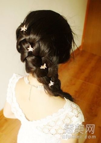 超级仙人的韩式辫子编配过程转化为一个著名的气质女孩