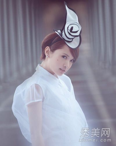 杨丞琳最新的MV短发立刻显示出可爱和迷人。