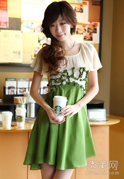 漂亮的气质连衣裙是今年夏天时尚的必备单品。