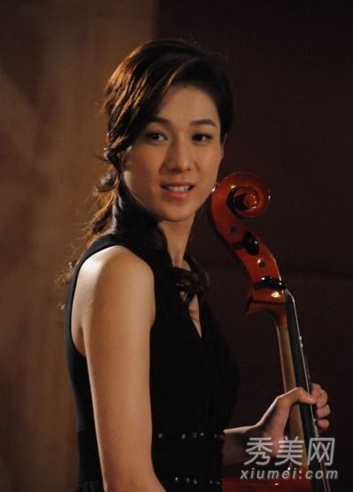 “保护危险中的花朵”今晚以钟嘉欣精彩的内外发型结束。