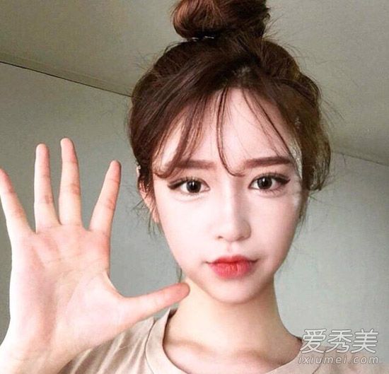 韩国蓬松的球头打结法生动地说明了甜蜜的过度老化
