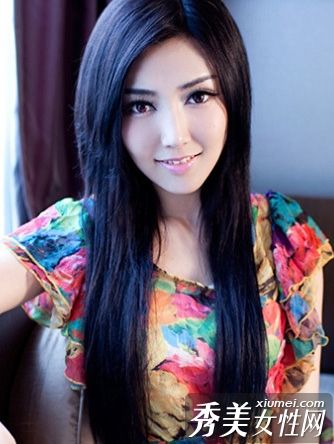 小女孩娇艳的妆容造就了天真的女孩