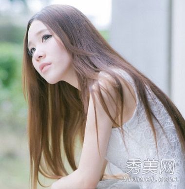 圆脸适合清爽直发,展现出堪比整形手术的瘦身效果。