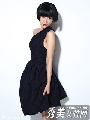 红唇和短发女演员展现不同的性感