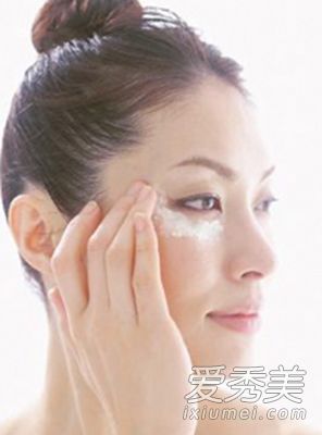 经过25次细致的眼角纹6步按摩,消除细纹