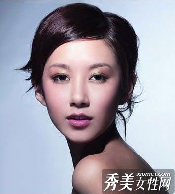 海绵巧妙地化妆,瞬间变成瓜子脸。