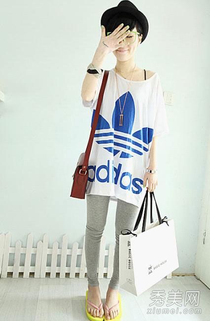 夏天穿人字拖是街头流行的一种时尚组合。