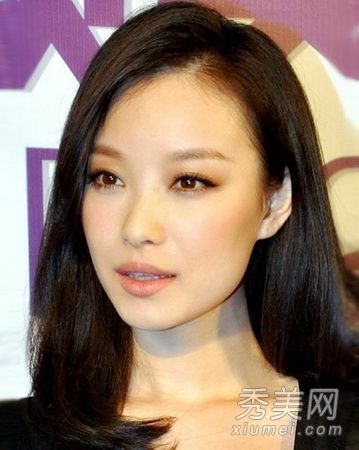 这位明星的37分发型风格独特,轻轻托住耳朵后更加优雅。