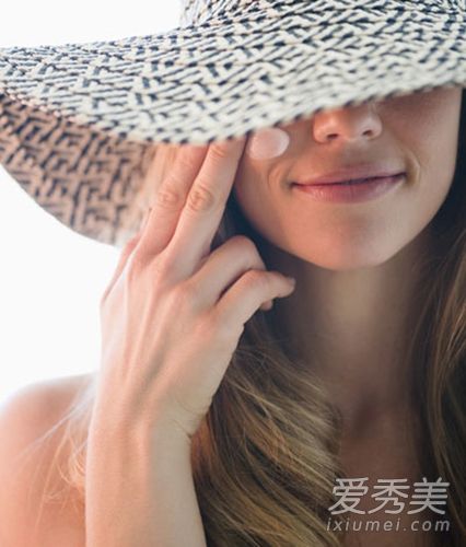 夏季旅行时必须携带八种护肤品。