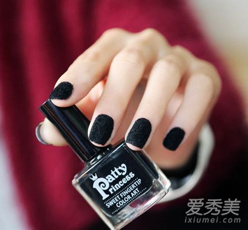 如何将金线应用于美甲?