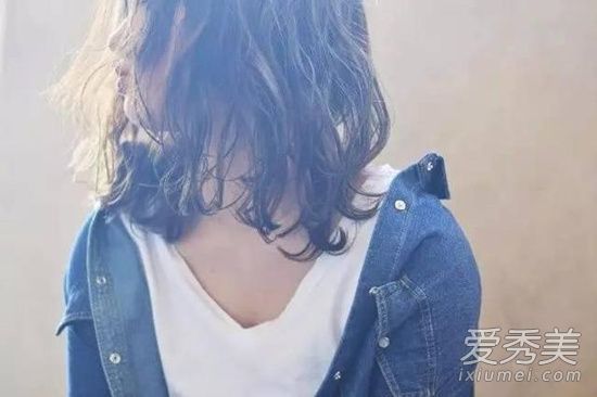 剪短你的头发,然后静静地做你的手。9项技能。时尚正在飙升!